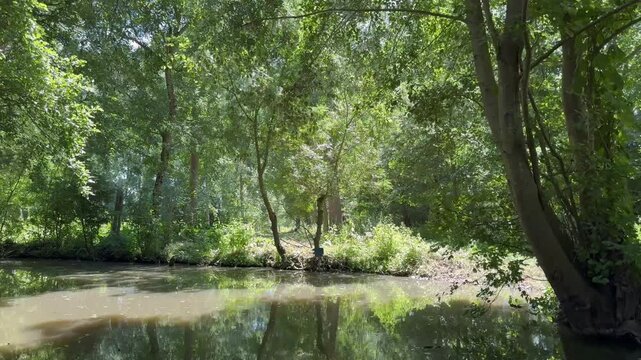 D&eacute;but de navigation dans le marais Poitevin vid&eacute;o 4K