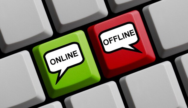 Online oder Offline - Computer Tastatur in gr&uuml;n und rot
