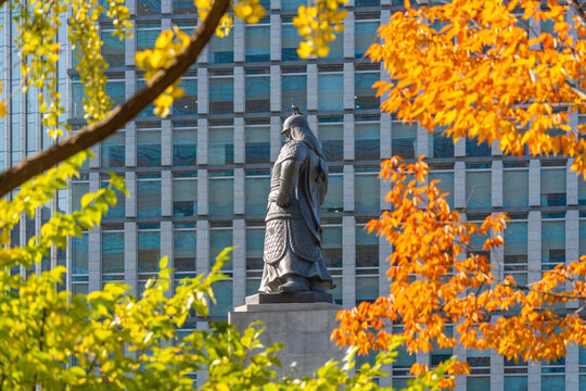 Sculpture of Admiral Yi Sun-sin stands in Gwanghwamun Plaza under clear skies in Seoul