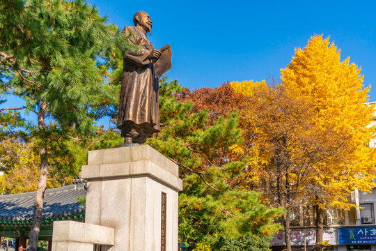 Autumn colors and Uiam Son Byeong-hui Statue in Tapgol Park on a sunny day in Seoul, South Korea