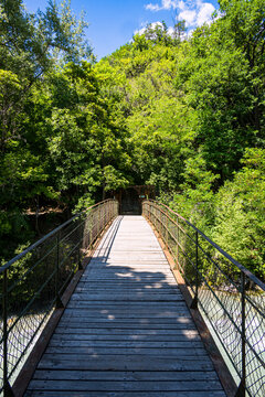 Passerelle sur la Durance pr&egrave;s du Parc de la Schappe &agrave; Brian&ccedil;on dans les Hautes-Alpes en France