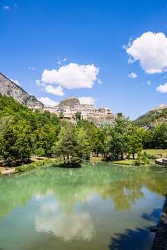 Vue sur la Cit&eacute; Vauban de Brian&ccedil;on depuis le Parc de la Schappe dans les Hautes-Alpes en France