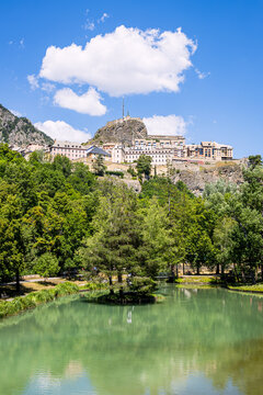 Vue sur la Cit&eacute; Vauban de Brian&ccedil;on depuis le Parc de la Schappe dans les Hautes-Alpes en France