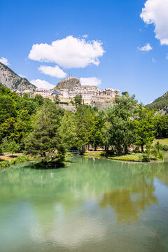 Vue sur la Cit&eacute; Vauban de Brian&ccedil;on depuis le Parc de la Schappe dans les Hautes-Alpes en France