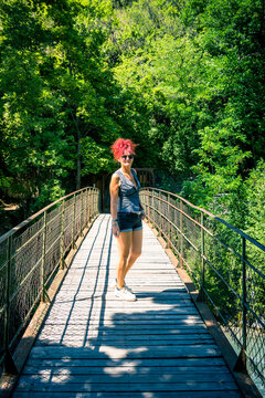 Passerelle sur la Durance pr&egrave;s du Parc de la Schappe &agrave; Brian&ccedil;on dans les Hautes-Alpes en France