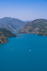 Fototapeta premium Le Lac de Serre-Ponçon vue depuis le village de Le Sauze-du-Lac dans les Hautes-Alpes en France