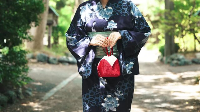 浴衣姿で歩く女性, Woman Walking in a Yukata