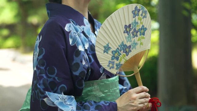 うちわを持つ浴衣姿の女性, Woman Wearing a Yukata Holding a Japanese Fan