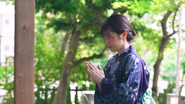 参拝する浴衣姿の女性, Woman Wearing a Yukata Praying at a Shrine