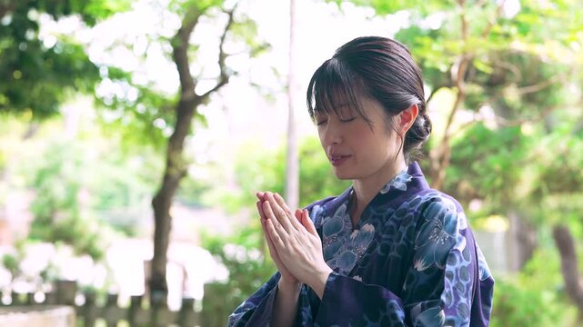 参拝する浴衣姿の女性, Woman Wearing a Yukata Praying at a Shrine