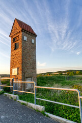 Fototapeta premium Alter Eulenturm bei Sonnenuntergang am Bodden in Baabe auf Rügen