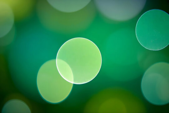 Abstract Green Bokeh Background with Soft Glowing Circles of Light for Artistic Design Projects, Vibrant Nature Inspired Wallpaper Texture with Out of Focus Spheres and Smooth Gradient