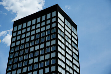Obraz premium Modern black building facade with geometric window pattern