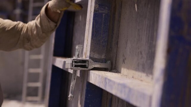 Hammering formwork clamp to secure concrete wall formwork