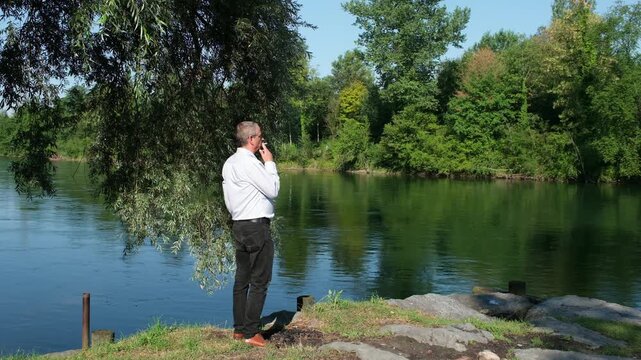 Tabakkonsum von M&auml;nnern ab 50 Jahren, Mann raucht Zigarette in der Natur, Erh&ouml;htes Gesundheitsrisiko durch Rauchen, Genusskonsum von Tabak mit Langzeitfolgen