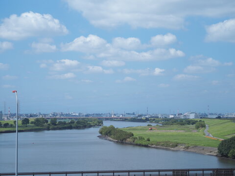 広がる河川敷とサイクリングロードのある風景
