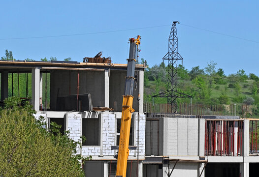 Mobile tower crane and construction from silicate brick