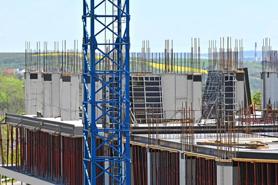 Monolithic construction with steel reinforcing and frameworks
