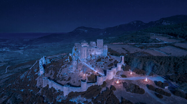 El hermoso castillo de Loarre en una bonita noche, Espa&ntilde;a