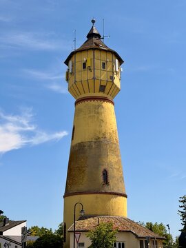 Gelber Wasserturm in Kirchberg.