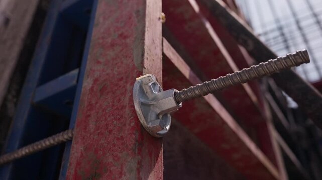 Formwork tie rod with wing nut securing concrete formwork panel