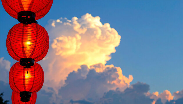 青空と夕暮れの入道雲を背景にした赤い提灯の並び　中華街や祭りの雰囲気を演出するコピースペース付きの情緒的な風景写真　お祝いや旅行のイメージに活用できるアジア風の壁紙背景素材