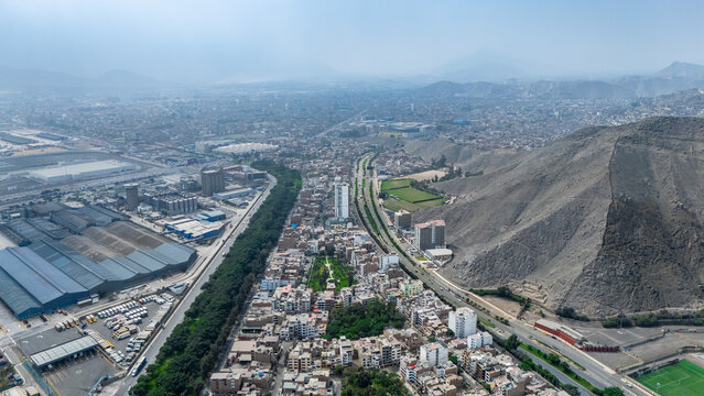 Lima, Ate, Javier prado, Casas en los cerros 