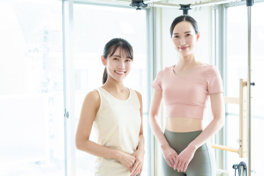 ピラティススタジオ　インストラクターと生徒