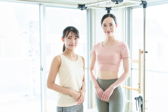 ピラティススタジオ　インストラクターと生徒
