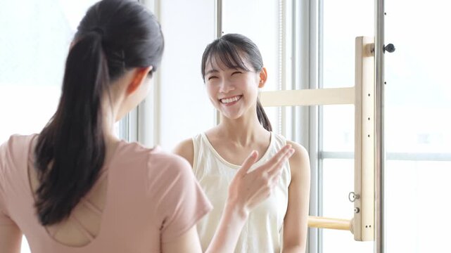 ピラティススタジオで話を聞く女性