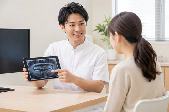 レントゲン画像を説明する歯科医師
