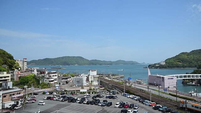 初夏の鳥羽湾沿岸を走る近鉄特急22000系エース （近鉄 志摩線 鳥羽 - 中之郷, 2026年4月）