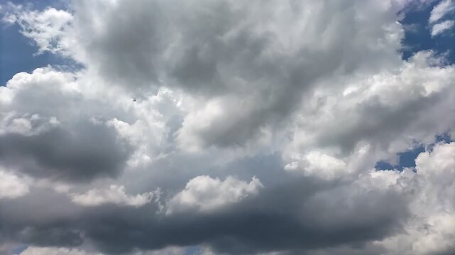 空に暗い嵐の雲が集まっていくタイムラプス
