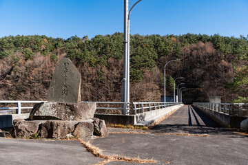 晩秋の長野県麻績村のかたくりの湖 © Kazuki Yamada