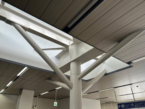 鉄道駅の大屋根鉄骨構造と吹き抜け天窓、モダンな駅建築内部