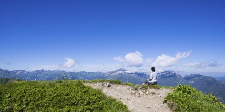 Hiking trail from Fellhorn, 2038m, to S&ouml;llereck, Allg&auml;u Alps, Allg&auml;u, Bavaria, Germany, in the background the mountain Hoher Ifen, 2230m, Vorarlberg, Austria