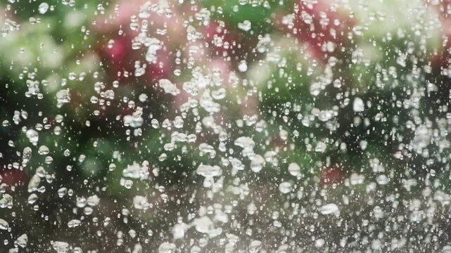 滴る噴水の水滴のスローモーション　キラキラ輝く水しぶき　夏・夏休み・水遊びの背景イメージ　