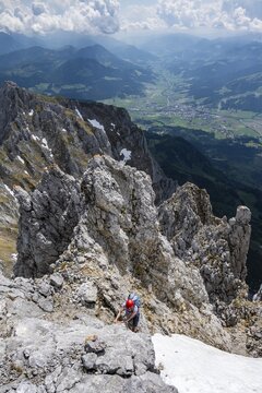 Mountaineers shortly below the summit, low view during the ascent to the Maukspitze, clouds moving around the mountains, Wilder Kaiser, Kaiser Mountains, Tyrol, Austria