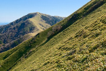 徳島県の剣山、次郎笈北西側から望む剣山 © ATbonobo