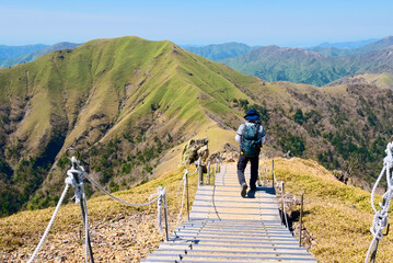 徳島県の剣山、山頂の木道を行く登山者と次郎笈 © ATbonobo