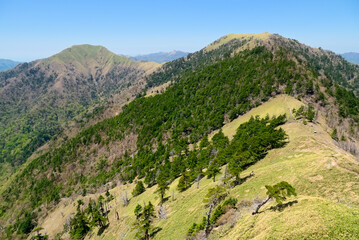 徳島県の剣山、一ノ森から望む次郎笈と剣山 © ATbonobo
