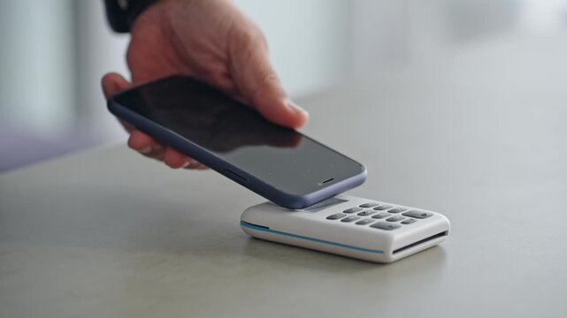 スマホタッチ決済イメージ。キャッシュレス、電子マネー、スマホ決済、レジ、アプリ、端末、支払い