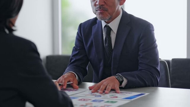 面談する男女ビジネスパーソン。商談、コンサル、提案、アドバイザー、会議、経営、面接、相談、打ち合わせ