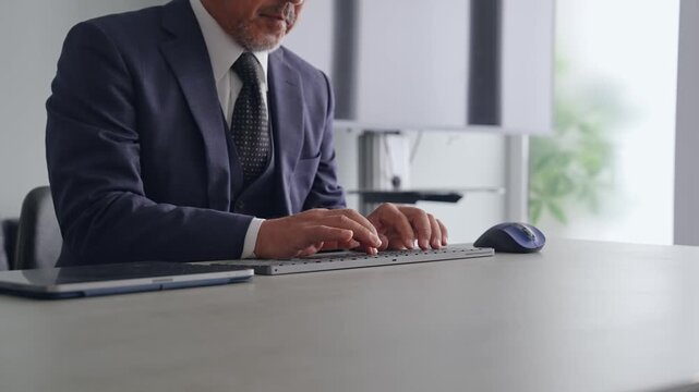 PCキーボードを操作する男性ビジネスパーソン。ビジネス、DX、IT、プログラマー、エンジニア、入力
