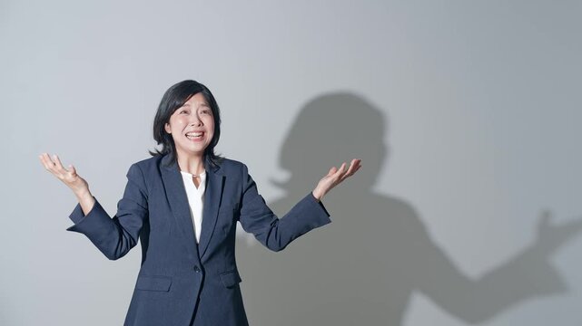 大笑いする女性ビジネスパーソン。笑う、爆笑、お笑い、ビジネスパーソン、嘲笑、楽しい、嬉しい、ハッピー