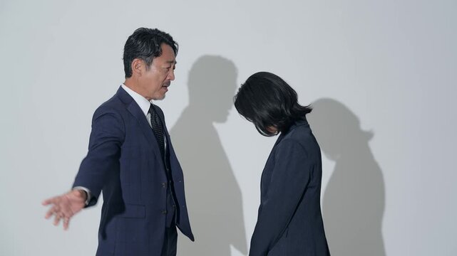 女性に注意する男性ビジネスパーソン。叱る, 怒る, 上司, 指導, パワハラ, ハラスメント, 失敗