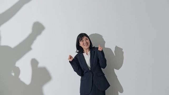 人々に応援される女性ビジネスパーソン。元気, サポーター, キャリア, アイドル, フォロワー