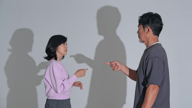 激しく口論する男女。夫婦、カップル、不満、トラブル、怒る、イライラ、喧嘩、抗議、意見、険悪、対立