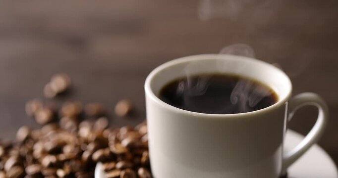 テーブルの上のホットコーヒー