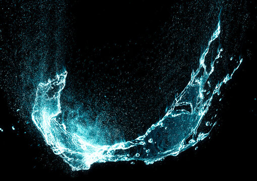 黒い背景に青い水しぶきが飛び散る抽象的な3Dイラスト｜清潔で流れるような水の波しぶき